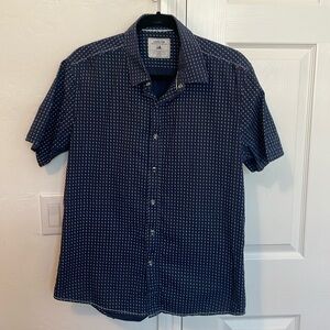 Men’s shirt sleeve button down size Medium